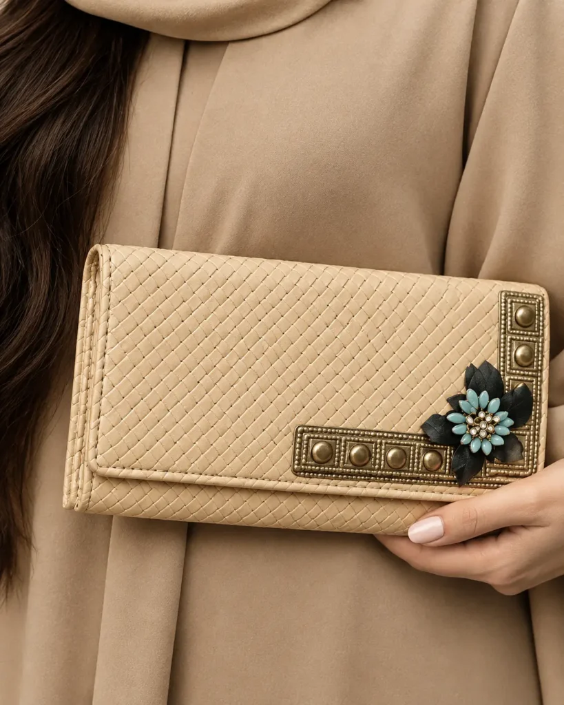 Salalah Bag Cream in Model Hand